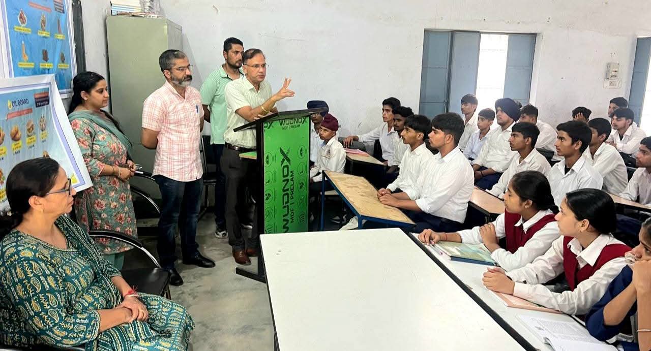 Health Department organized Food Safety Awareness Camp at Baghpur School under “Ajj To Thoda Ghatt – Sahi Khao Abhiyan”.